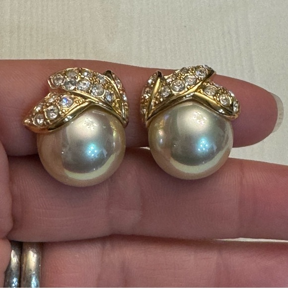 Pair of Vintage Roman Golden Faux Pearl Clip On Earrings - Picture 9 of 13